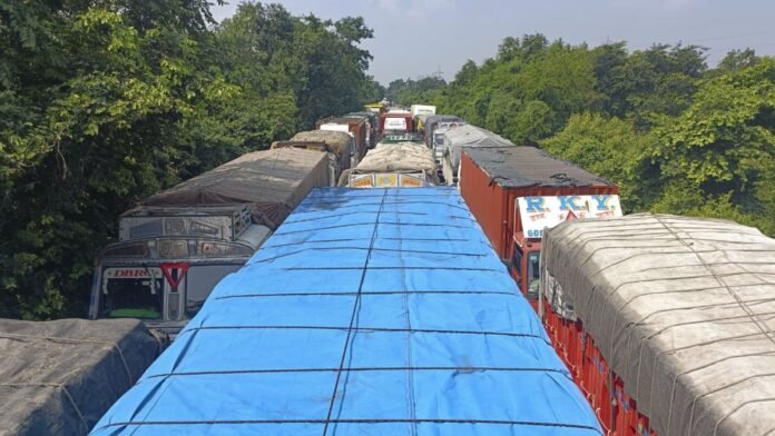 Jharkhand-Bengal border reopened after 24 hours, thousands of trucks were stranded, know why Mamata's government had closed it
