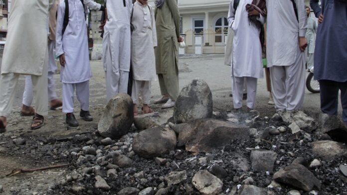 This is the condition of Pakistan! The crowd did not allow the burial of the body of the doctor accused of blasphemy, and forcibly burnt it
