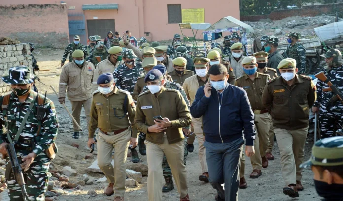 Clash between lawyers and judge in Ghaziabad court, police lathicharged
