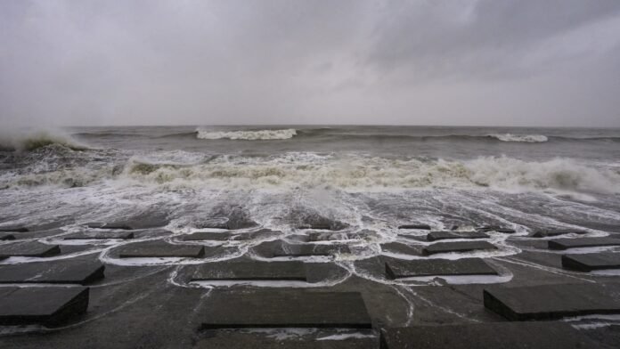 Cyclonic storm 'Dana' is wreaking havoc after landfall, know how much damage has been done so far? Flights and trains all canceled
