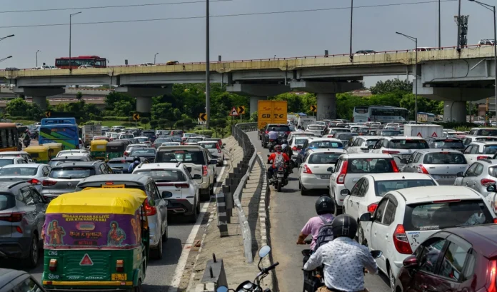 Delhi Traffic Rules: With the change in weather, traffic rules also changed in Delhi, now there is a ban on driving old vehicles.
