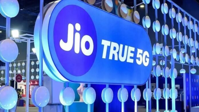 Jio has removed the tension of 49 crore users, they will get free internet for one year.
