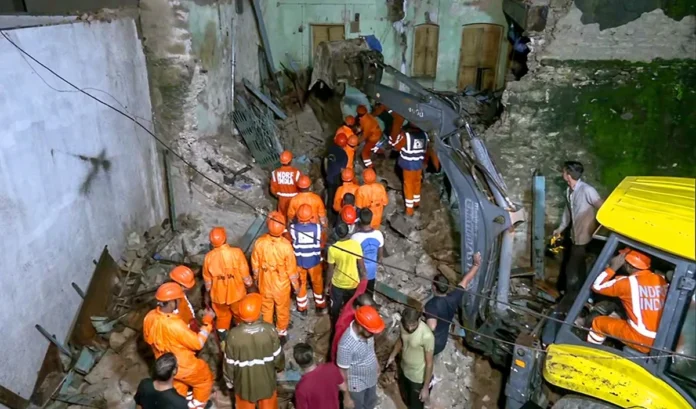 Karnataka: Prime Minister announced Rs 2 lakh each to the families of those killed in the building collapse incident.
