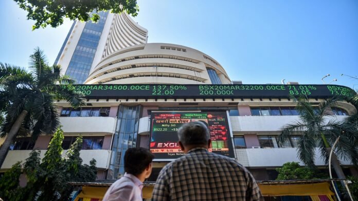 Market enthusiasm cooled, closed with a decline, Sensex fell by 319 points, there was movement in these stocks
