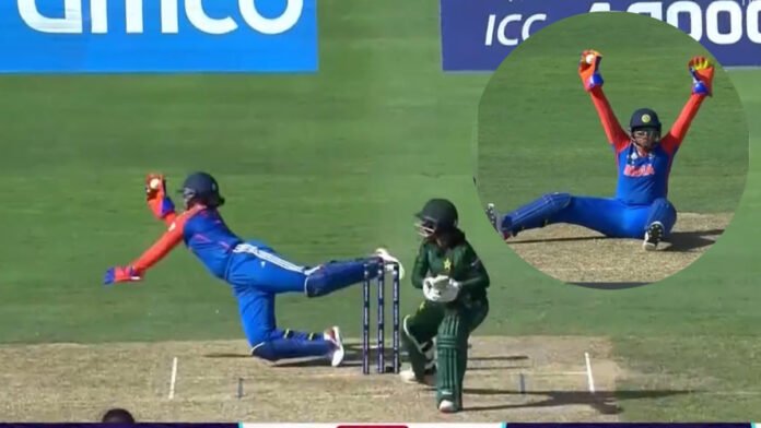 Richa Ghosh took a powerful catch with one hand, Pakistani captain could not believe it
