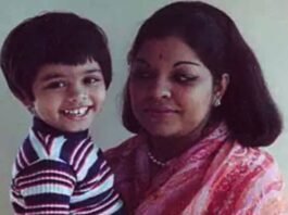 This child seen in his mother's lap has Bollywood at his fingertips, big stars dance on one gesture, do you recognize him?
