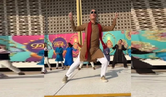 US Ambassador Dance Video: US Ambassador danced fiercely on the song 'Husn Tera Tauba Tauba', watch video
