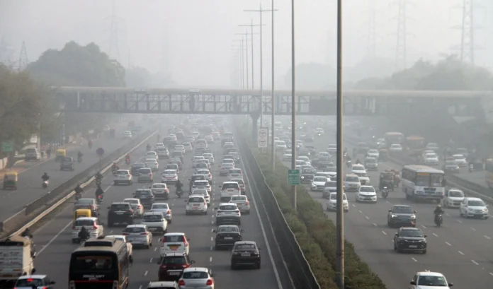 Amid increasing air pollution in Delhi, a person raised his demand, said - If you want to vote, then give oxygen.
