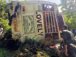 Bus full of passengers collides with pillar in Firozabad, 16 passengers injured
