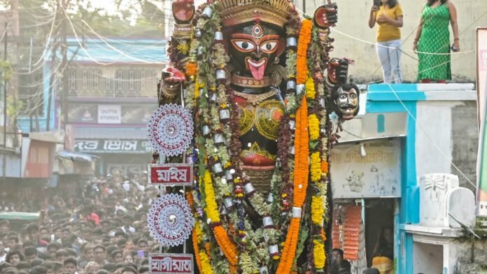 Clash during idol immersion procession in Cuttack, shops and vehicles also vandalized
