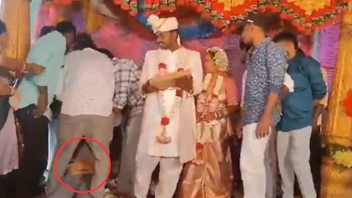 Death due to heart attack on wedding stage, friend had gone to give gift to bride and groom, video surfaced
