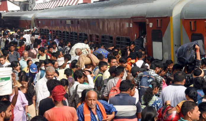 Indian Railways created a new record, more than 3 crore passengers traveled by train in a single day
