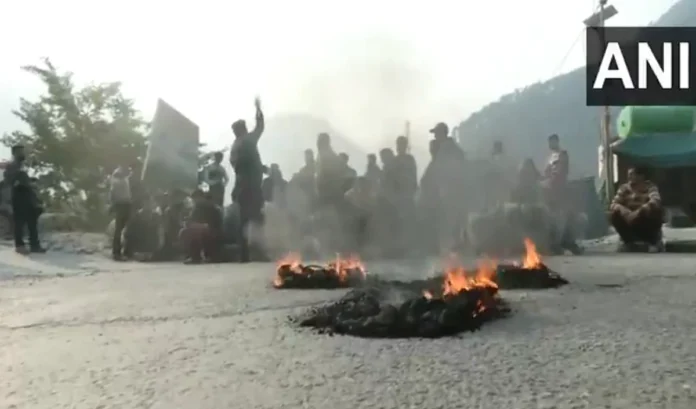 Jammu Kashmir: Terrorists killed two members of Village Defense Group, people took to the streets in protest
