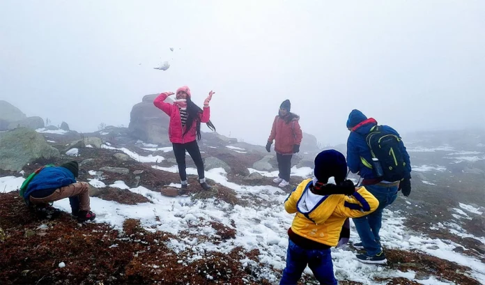 Snowfall in Sonmarg brings cheer to the faces of tourists, heavy snowfall in Zojila Pass of Kargil too
