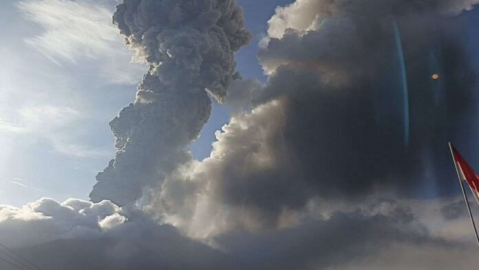 Terrible volcano erupts in Indonesia, emission of 10 km high lava-ash creates havoc
