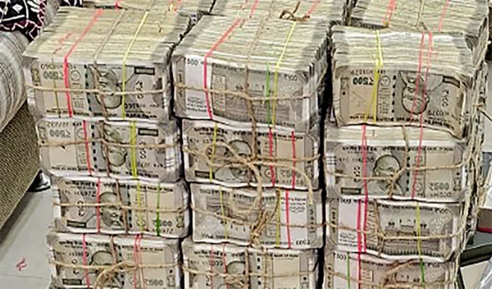 This time Rs 1082 crore was seized in Maharashtra, Jharkhand elections, this is seven times more than the last election.
