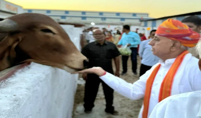 Union Minister Bhagirath Chaudhary performed cow service on Gopashtami, participated in the program organized at Madhav Gaushala in Kishangarh.
