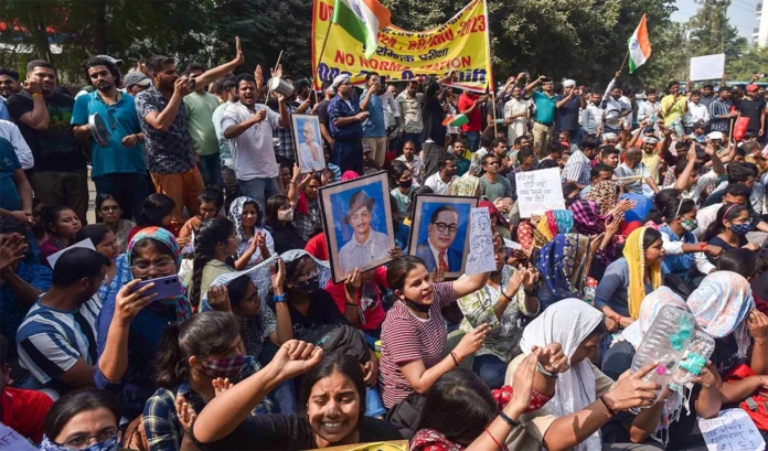 When the police caught the agitating students, the girl students started leading the dharna.
