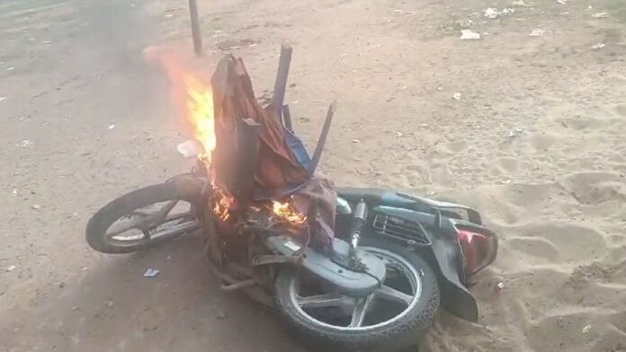 20 miscreants burnt a motorcycle worth Rs 1 lakh for Rs 800, know the whole controversy regarding the borrowed money - VIDEO
