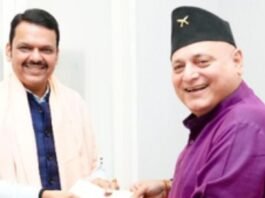 Actor Manoj Joshi met Maharashtra CM Devendra Fadnavis, shared photo wearing Angavastram
