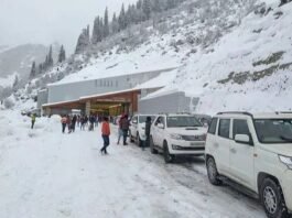 Himachal Snow: Heavy snowfall in Himachal, tourists happy; Police worried, more than 1500 vehicles stuck in jam
