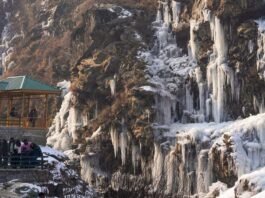 Severe cold in Delhi-NCR, frozen waterfalls in Kashmir, snow in Sikar-Churu of Rajasthan too; Know the condition of your city
