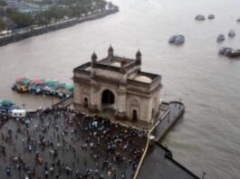 Shocking accident in Mumbai, boat full of passengers capsized in the sea near Gateway of India.
