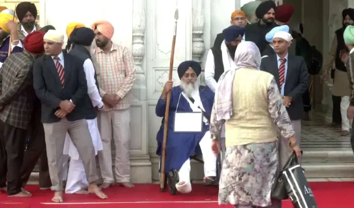 Sukhbir Singh Badal took the 'punishment' of Akal Takht in the Golden Temple by hanging the plaque around his neck.
