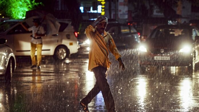 Today's weather 8 December 2024: Cold in Delhi, rain in Tamil Nadu, trouble, north-eastern states covered with fog
