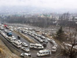 Troubles increased due to snowfall in Himachal, 134 roads including NH closed; Thousands of tourists stranded in Manali
