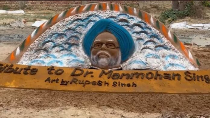 UP: Artist paid tribute to Manmohan Singh in a unique way, made a picture of the former Prime Minister with sand in Varanasi
