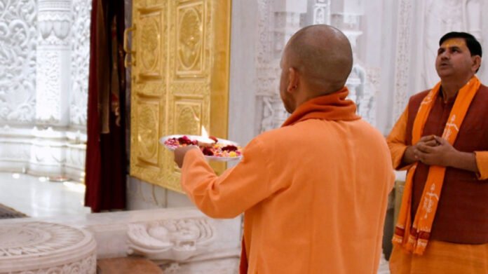 UP: CM Yogi Adityanath wished for the welfare of the nation by performing Rudrabhishek.
