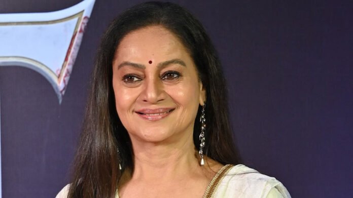 When Zarina Wahab started crying on the sets of her debut Malayalam film, Kamal Haasan helped the actress.
